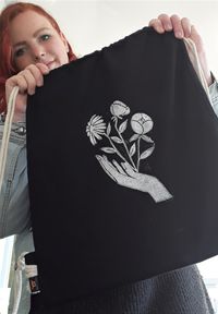 black sportbag, hand flowers, 125 kronor